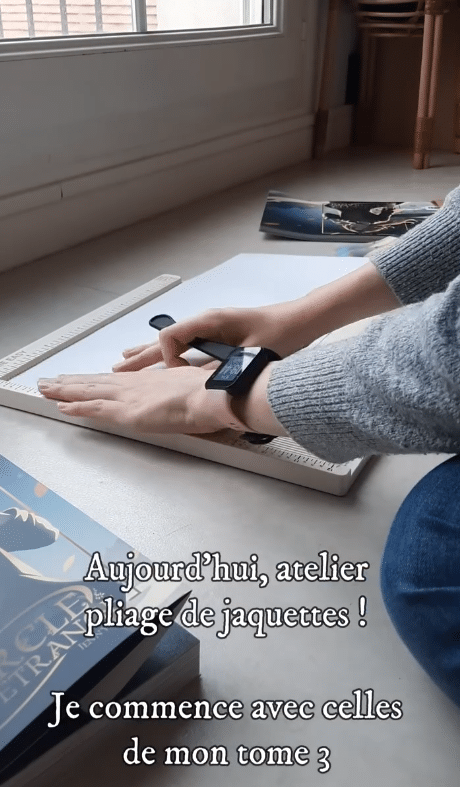 Pliage de jaquettes à la main